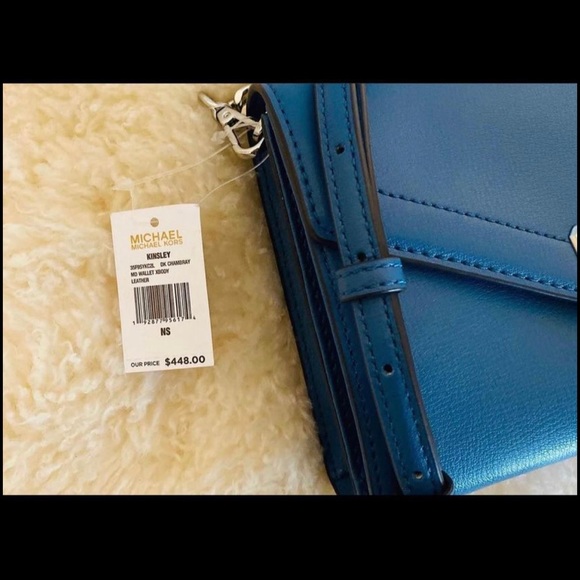 Brand New Michael Kors Kinsley Wallet on Chain / Crossbody in Blue - Picture 3 of 3